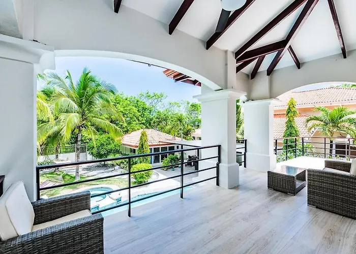 Villa Barefoot Beachfront, Pool, Surf & Private Casita *