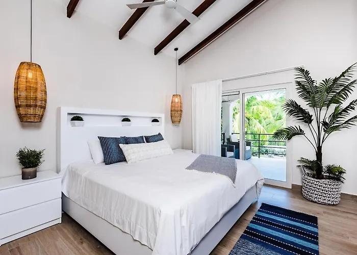 Villa Barefoot Beachfront, Pool, Surf & Private Casita *