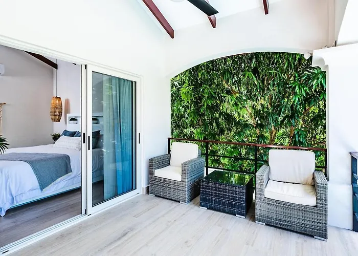 Villa Barefoot Beachfront, Pool, Surf & Private Casita *