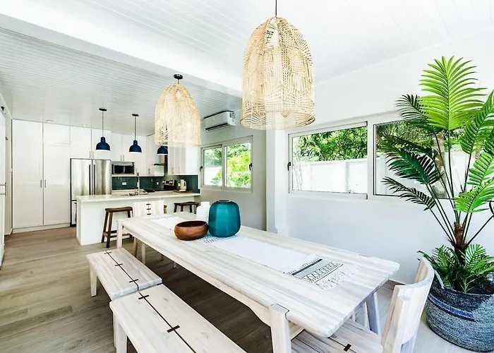Barefoot Beachfront, Pool, Surf & Private Casita